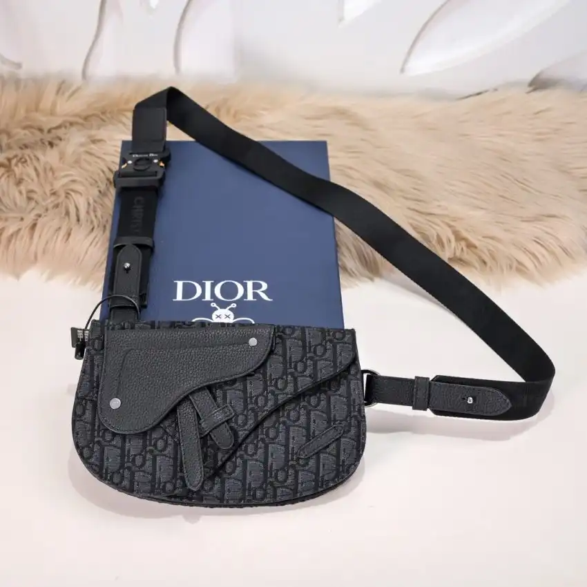 Discover the elegance of the Dior Messenger in Black Oblique. A perfect blend of style and sophistication for your every moment. 🖤✨👜 https://tinyurl.com/2xpy6xw7