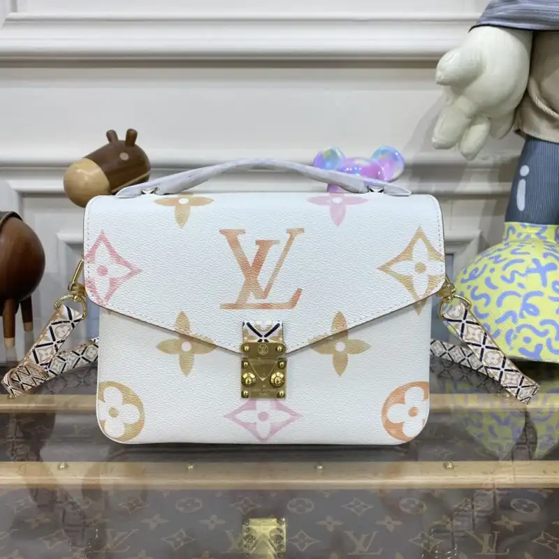 Discover the elegance of the Louis Vuitton Pochette Metis Apricot. A perfect blend of style and charm for your every moment! 🍑✨💖 https://tinyurl.com/298syzta