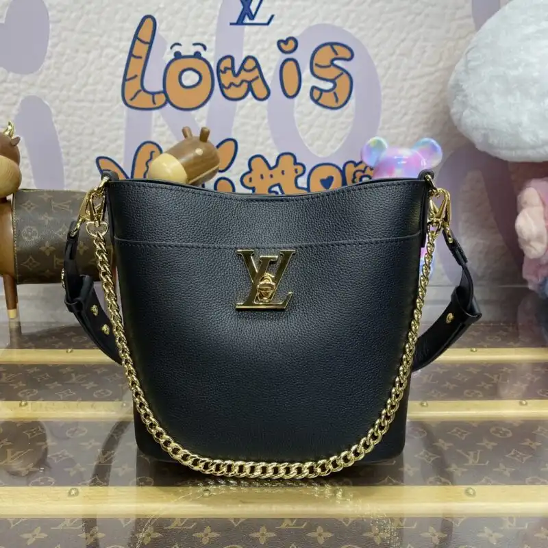 Discover elegance with the Louis Vuitton Lock and Walk in black. A perfect blend of style and sophistication awaits you! ✨👜❤️ https://tinyurl.com/2dpw5kfp