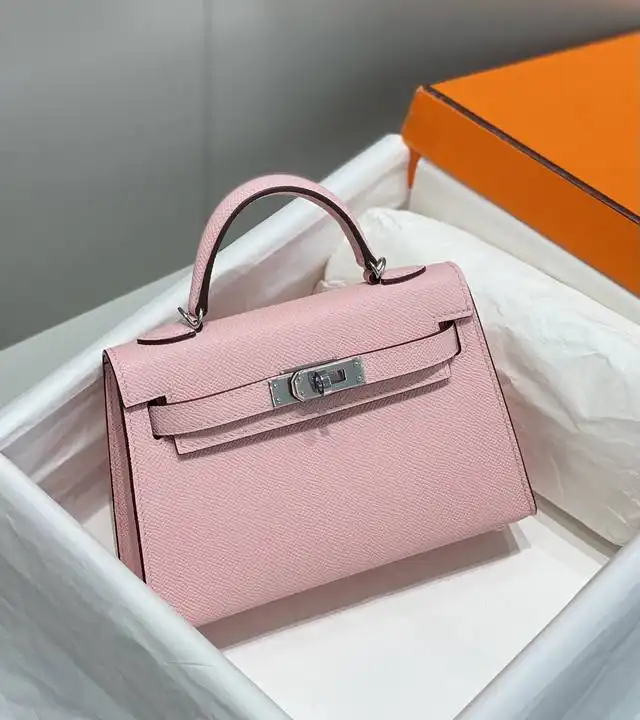 Experience elegance with the Hermes Kelly in soft pink. A timeless beauty that adds a touch of charm to every outfit. 💖✨👜 https://tinyurl.com/2y3mp6ew
