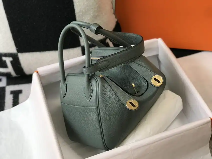 Discover the enchanting Hermes Lindy in Almond Green 🌿✨—a perfect blend of elegance and warmth for your everyday adventures. 👜💖 https://tinyurl.com/23vqwd2s