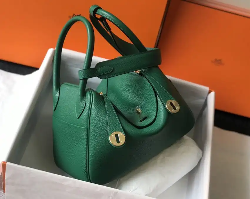 Discover the enchanting Hermes Lindy in Emerald 🌿✨ Perfectly blending elegance and charm, it adds a touch of magic to your style! 💚👜 https://tinyurl.com/24k4f98b