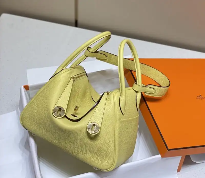 Discover the charm of the Hermes Lindy in cheerful yellow. A perfect companion for your daily adventures! 🌼✨👜💖 https://tinyurl.com/2ywzbzup