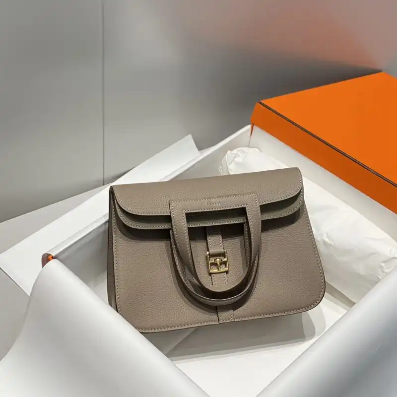 Discover the soothing elegance of Hermes Halzan in Asphalt Gray, where timeless style meets gentle sophistication. 🌟👜💖 https://tinyurl.com/22j6enng