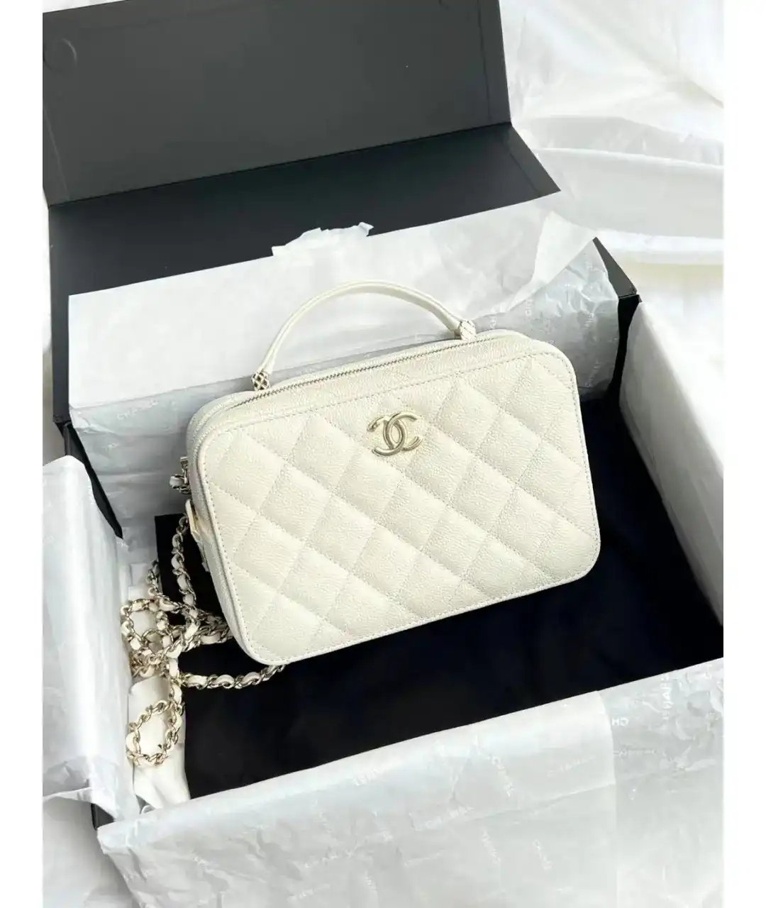 Discover the elegance of the CHANEL 22 Camera Bag in white. A timeless piece that adds a touch of grace to any outfit. ✨💖📸 https://tinyurl.com/2yv6hgwx