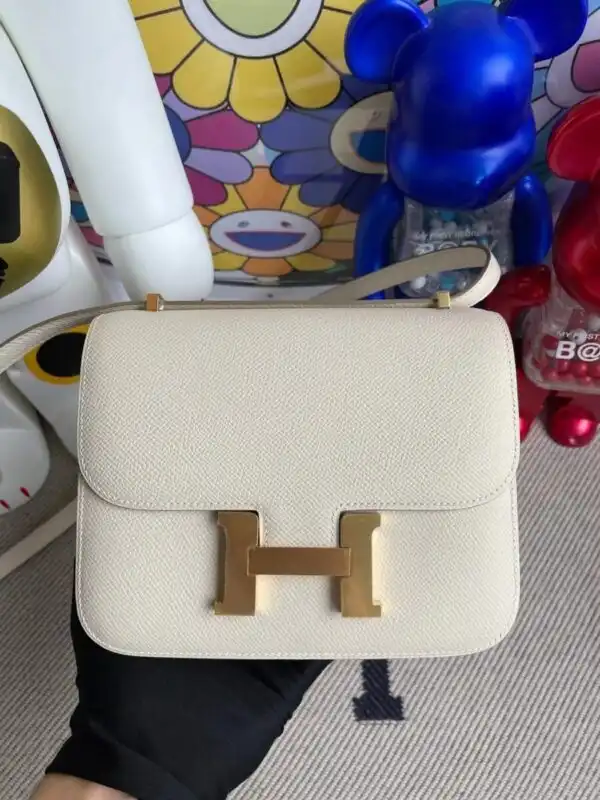 Discover the elegance of the Hermes Constance 18cm in pristine white. A timeless piece that radiates grace and beauty. ✨🤍👜 https://tinyurl.com/29odvto5