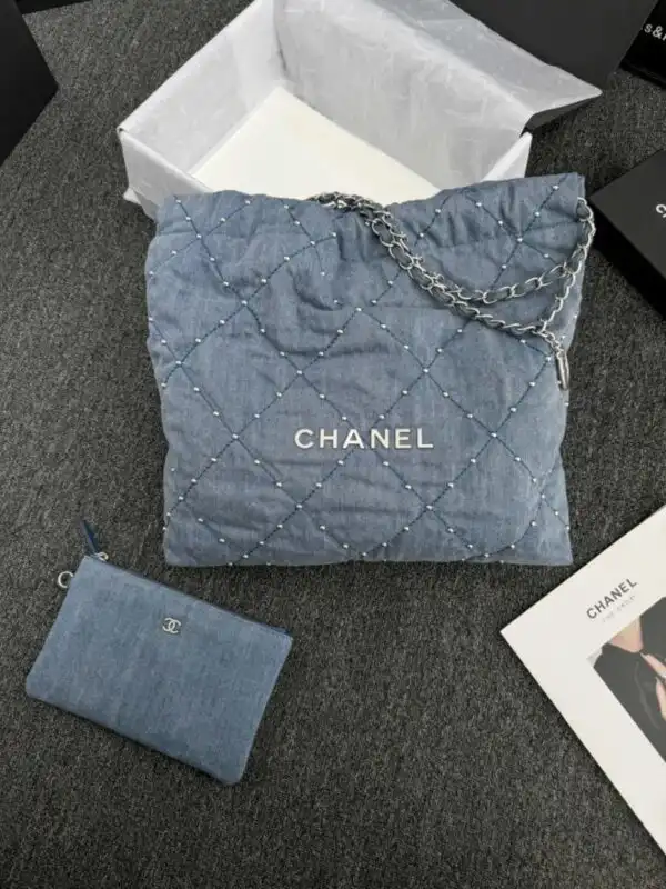 Discover the elegance of the CHANEL 22 Medium Handbag in soft denim. Perfectly chic for any occasion! 💖✨👜 https://tinyurl.com/24rk7oto