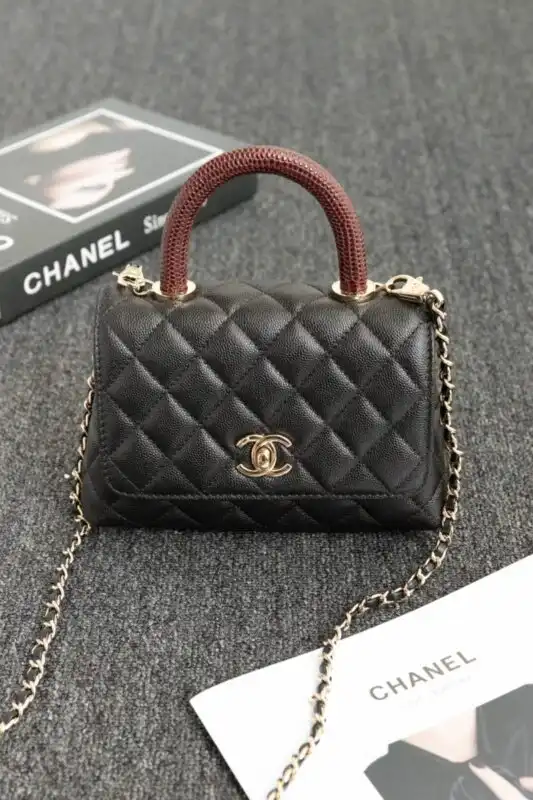 Discover the elegance of the CHANEL 23P Coco Lizard Handle 👜✨. A timeless piece that adds a touch of luxury to your style. 💖 https://tinyurl.com/234nx27w