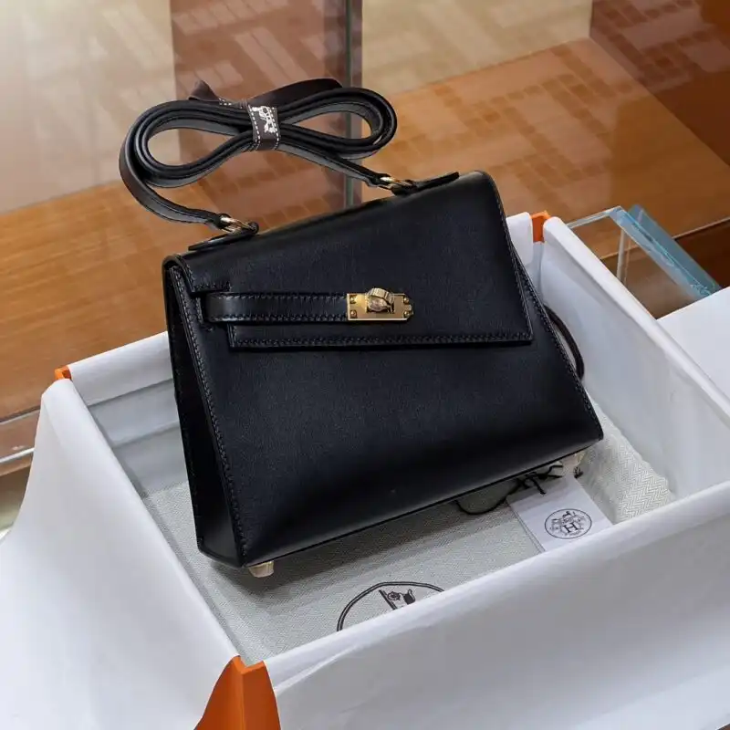 Discover the elegance of the Hermes Kelly Desordre in timeless black. A perfect blend of style and sophistication awaits you! 🖤✨👜 https://tinyurl.com/22w94yl2