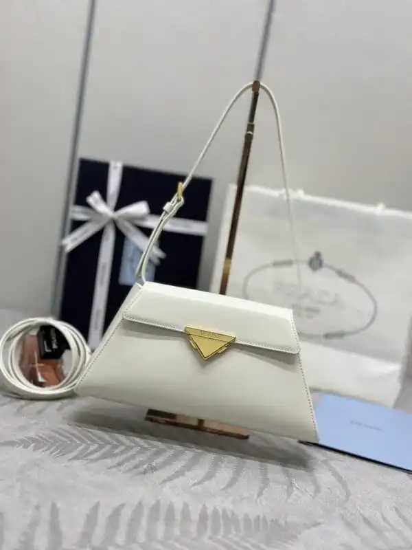 Discover elegance with our Prada White Leather Handbag. A perfect blend of style and sophistication for your everyday adventures. ✨🤍👜 https://tinyurl.com/23be6ujk