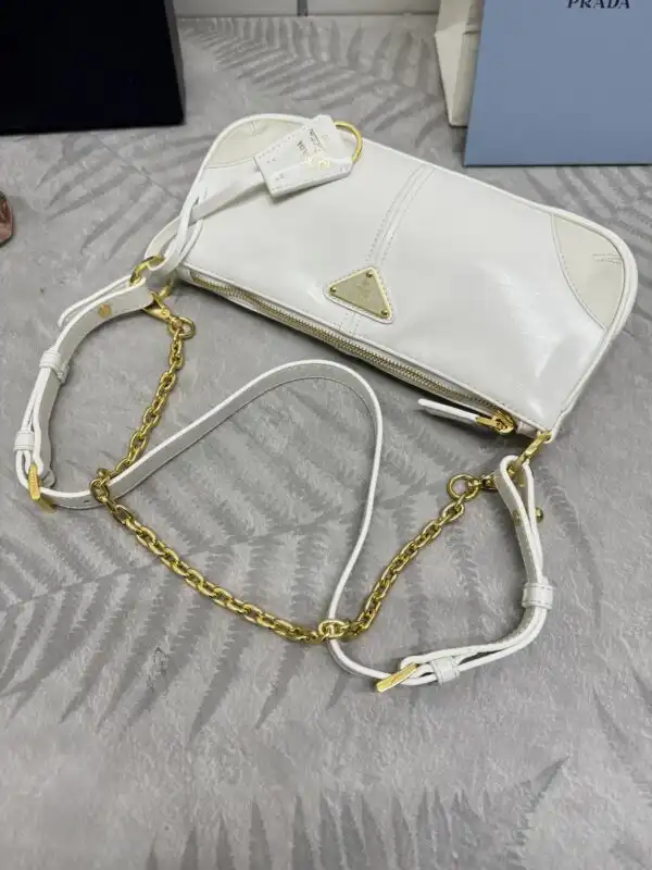 Discover timeless elegance with the Prada Re-Edition 2002 in soft white. A perfect blend of style and grace awaits you! 💖✨👜 https://tinyurl.com/2chkq6bb
