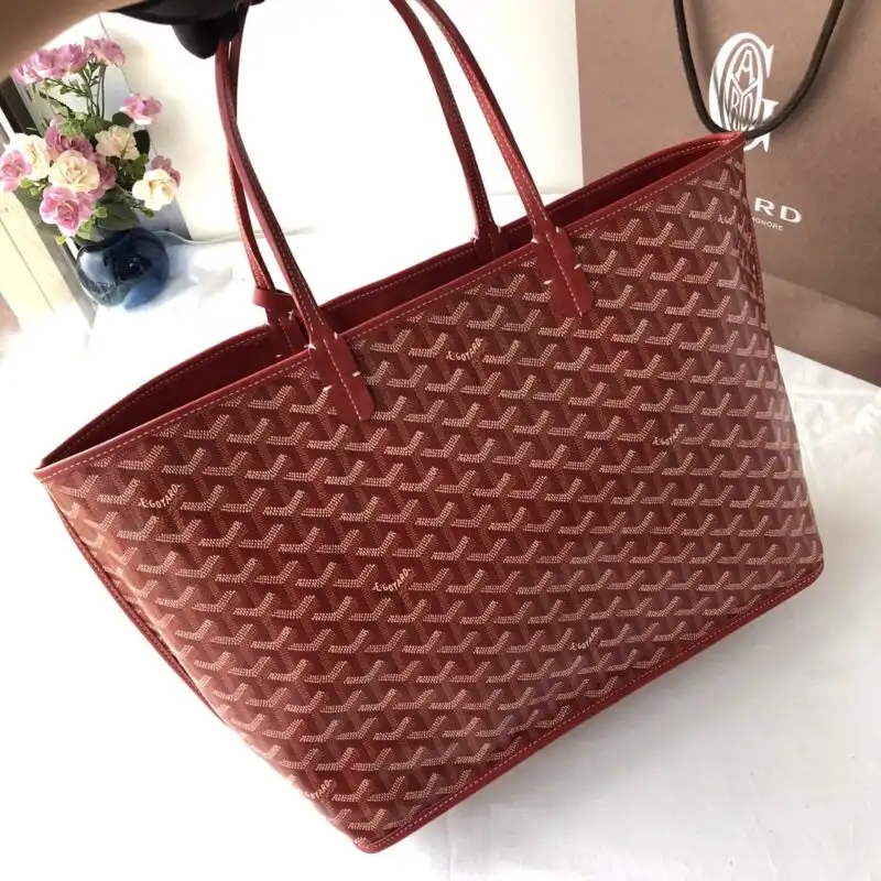 Discover the elegance of the Goyard Anjou PM in radiant red. A timeless piece that adds charm to every outfit. ❤️✨ https://tinyurl.com/24hl7ew8