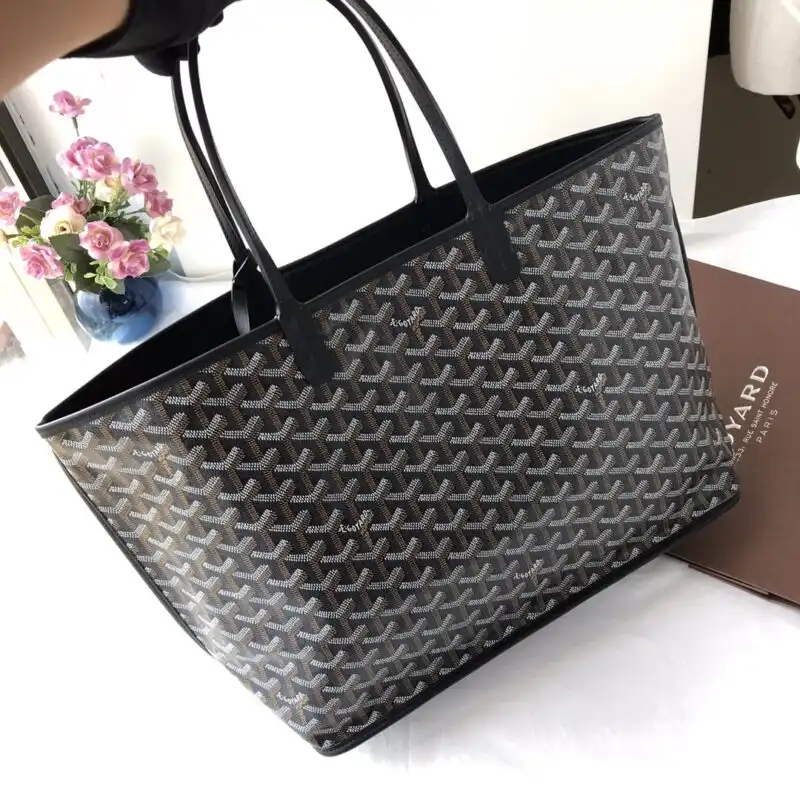 Discover the timeless elegance of the Goyard Anjou PM in classic black. A perfect blend of style and sophistication. ✨🖤👜 https://tinyurl.com/2b34tmek