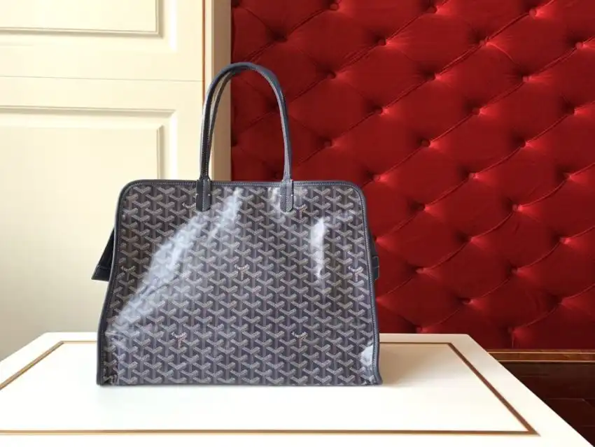 Discover the elegance of the Goyard Hardy in soothing dark blue. A perfect blend of style and sophistication awaits you. 🌟💙✨ https://tinyurl.com/27gutvac