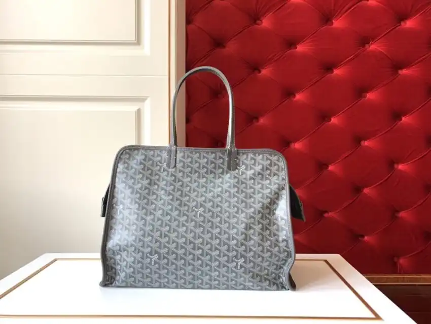 Discover the elegance of Goyard Hardy Grey. A timeless choice that whispers sophistication and grace in every detail. ✨💛👜 https://tinyurl.com/28sehtgn