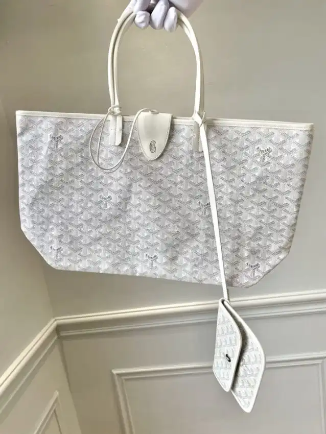 Discover the timeless elegance of the Goyard Saint Louis in serene white. A perfect companion for your every adventure! ✨👜🌼 https://tinyurl.com/2desnvag