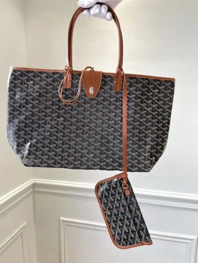 Discover the elegance of the Goyard Saint Louis in warm brown. A perfect blend of sophistication and charm for every occasion. ✨👜💕 https://tinyurl.com/25vd5yks