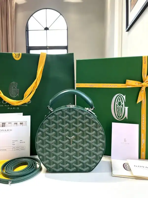 Discover the timeless elegance of the Goyard Alto Box in green. A perfect blend of style and charm awaits you! 🍃✨💚 https://tinyurl.com/27of7xxz