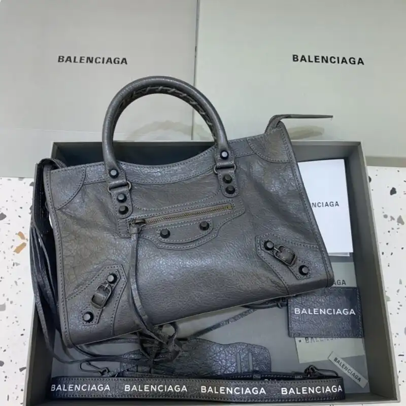 Discover the elegance of Balenciaga Agneau in dark grey. A perfect blend of sophistication and comfort awaits you! ✨💖👜 https://tinyurl.com/26s426qv