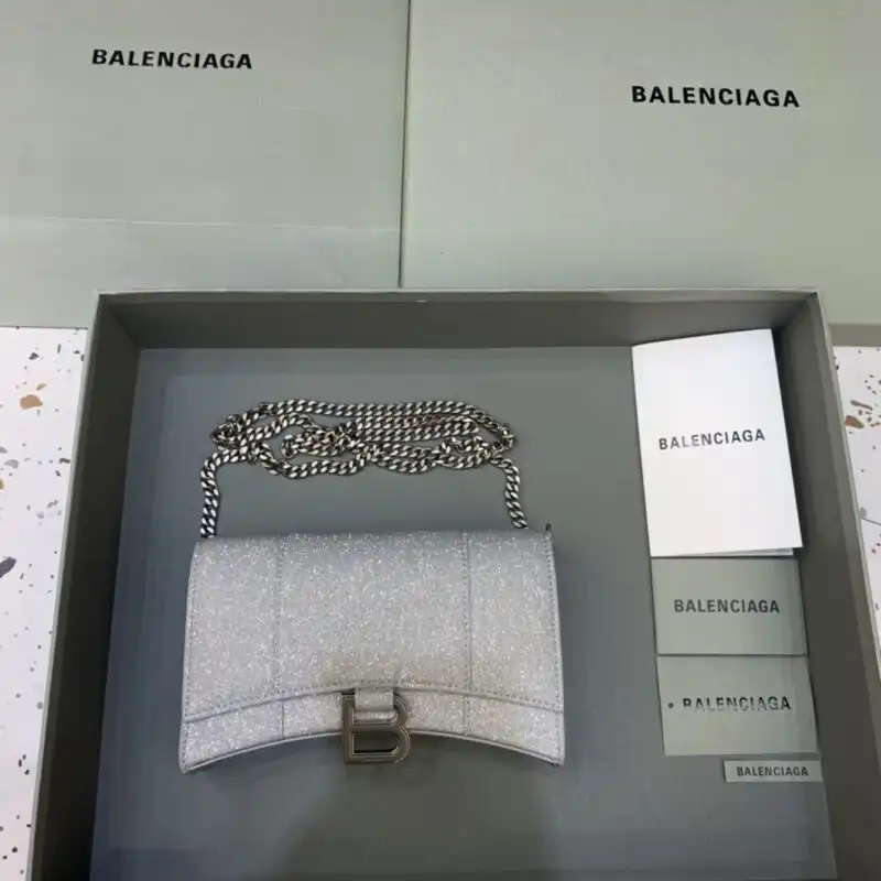Discover the elegance of the Balenciaga Hourglass on Chain in stunning silver. A perfect blend of style and grace awaits you! ✨💖👜 https://tinyurl.com/2287sqq6