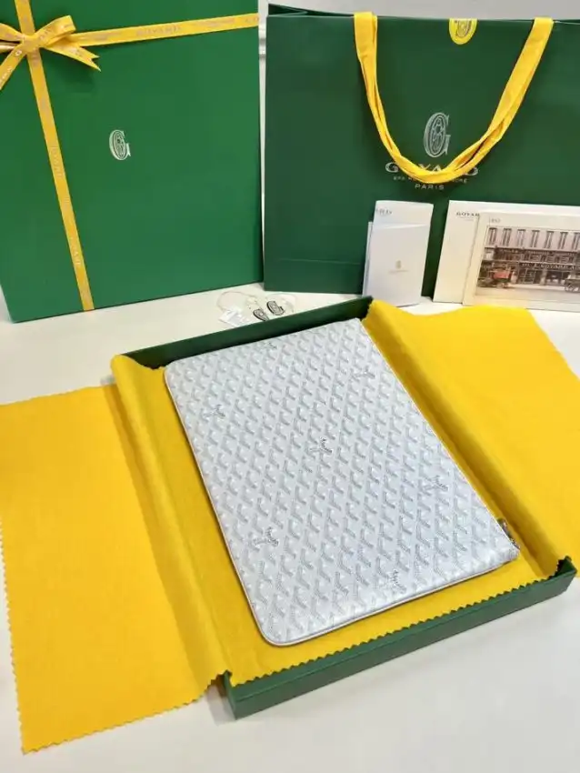 Discover the elegance of the Goyard Senat MM in timeless white. A perfect blend of sophistication and style for every occasion. ✨👜❤️ https://tinyurl.com/2bekg5w5