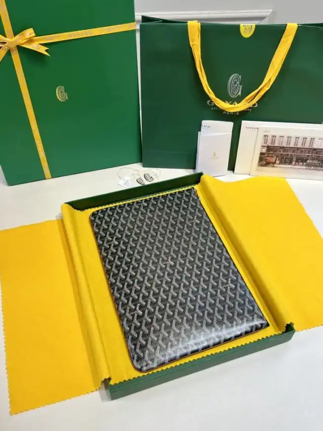 Discover the elegance of the Goyard Senat MM in Black. A timeless accessory that adds a touch of luxury to your style. 🖤✨👜 https://tinyurl.com/2y8cfec9