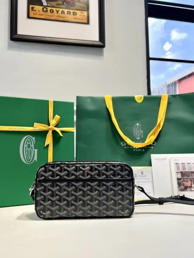 Discover the elegance of the Goyard Cap Vert in striking red and black. A timeless piece that radiates charm! ❤️🖤✨ https://tinyurl.com/2dhsdo8x