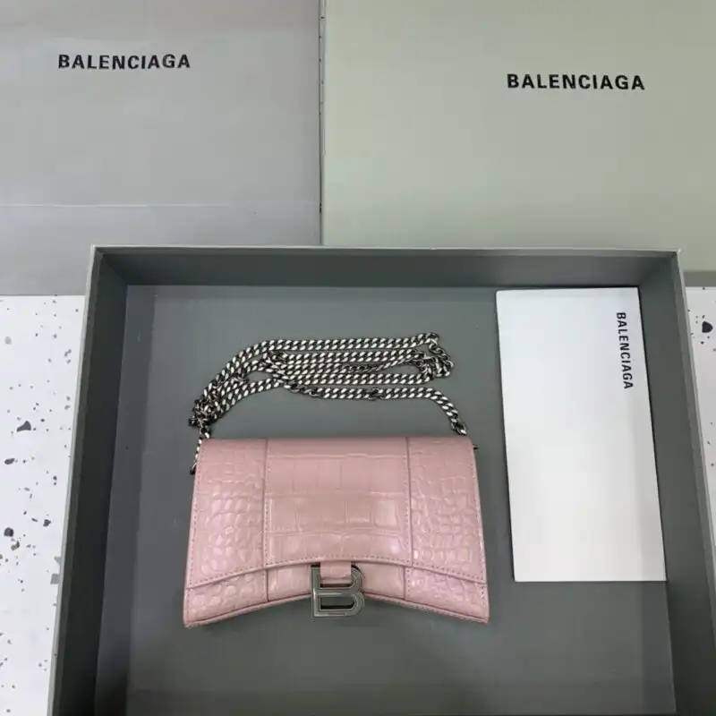 Discover elegance with the Balenciaga Hourglass On Chain in soft pink. A perfect blend of style and charm for your collection! 🌸✨💖 https://tinyurl.com/28mlnncq