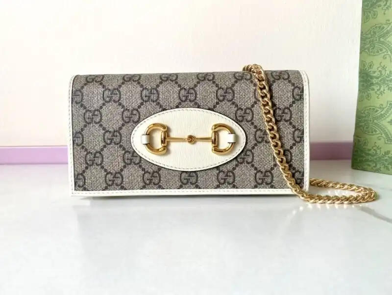 Discover elegance with the Gucci Horsbet Chain Clutch in white. A perfect blend of style and grace for any occasion. ✨🤍👜 https://tinyurl.com/2xlmg5ng