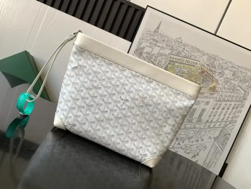 Discover elegance with the Goyard Conti Pouch in soft white. A perfect blend of style and grace for your essentials. ✨💖👜 https://tinyurl.com/252yswzh