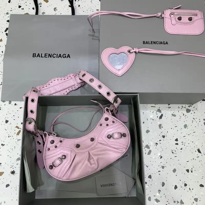 Discover the charm of Balenciaga’s Le Cagole in lovely pink. A perfect blend of elegance and playful style! 💖✨🌸 https://tinyurl.com/2ybu7vad
