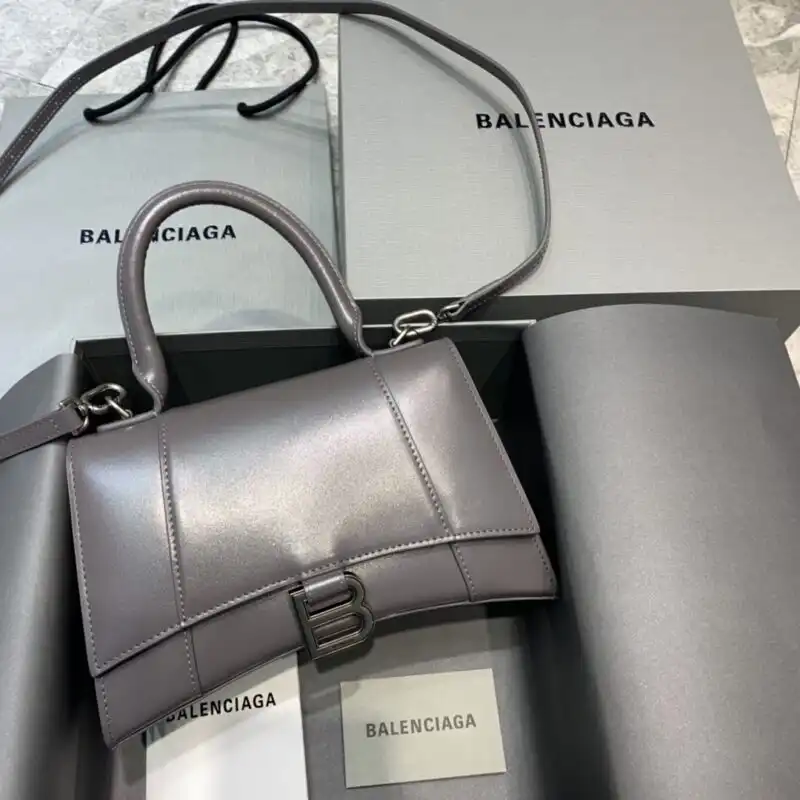 Discover the elegance of the Balenciaga Hourglass in soothing grey. A perfect blend of style and sophistication for your wardrobe. ✨👜💖 https://tinyurl.com/2a9o2cc2