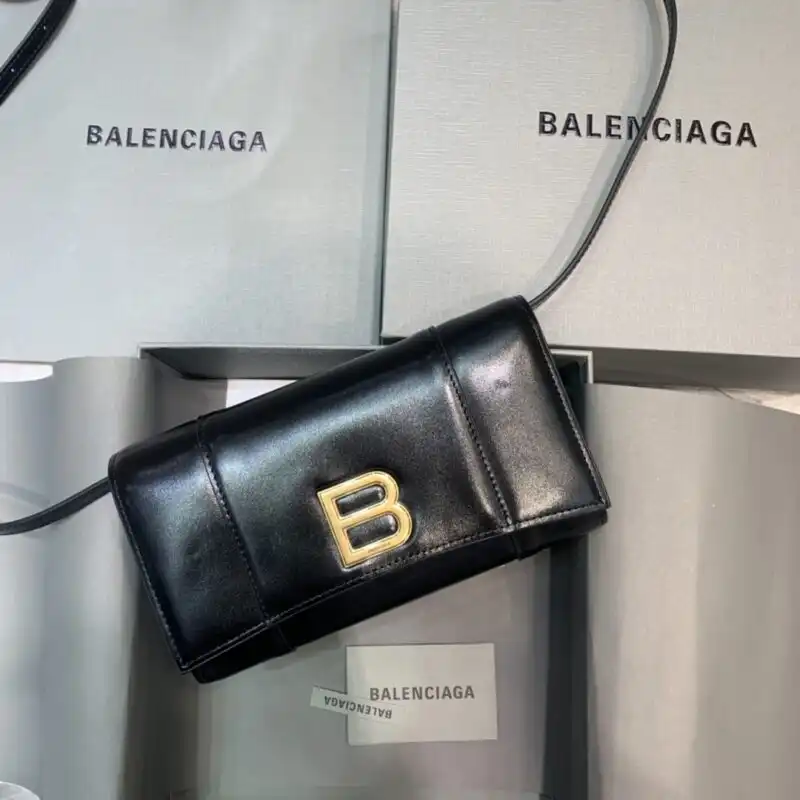 Discover the Balenciaga Waist Bag, a perfect blend of style and practicality. Embrace elegance while keeping your essentials close. 👜✨💖 https://tinyurl.com/23aj2eqt
