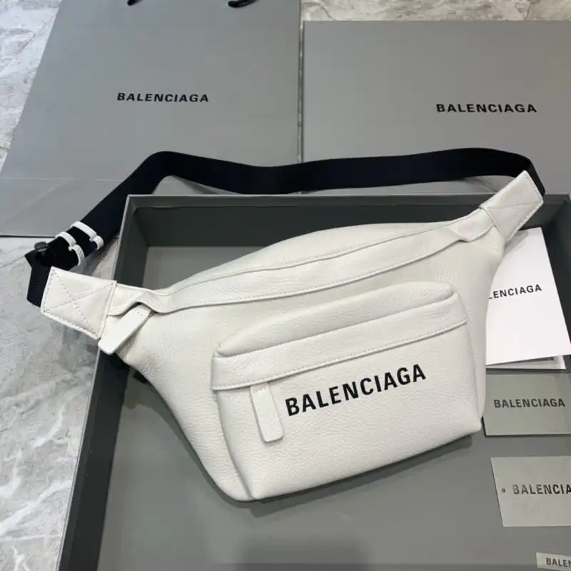 Discover the elegance of the Balenciaga Everyday Bag in white. A perfect blend of style and practicality for your daily adventures! ✨🤍👜 https://tinyurl.com/29ftx6hr
