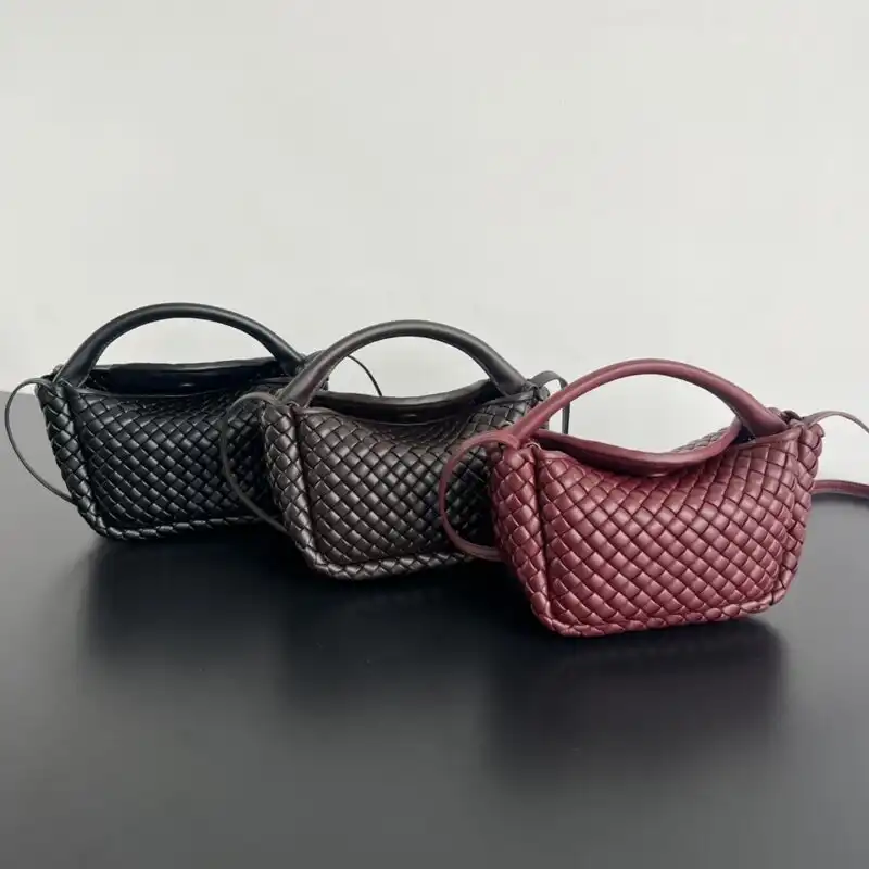 Discover the elegance of the Bottega Veneta Mini Cobble. Perfectly crafted for your essentials, it’s a timeless companion. ✨💖👜 https://tinyurl.com/27n5uses
