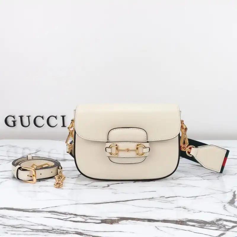 Discover elegance with the Gucci Horsebit 1955 Double G Mini in white. A timeless piece that adds charm to any outfit! ✨🤍👜 https://tinyurl.com/25jegtjy