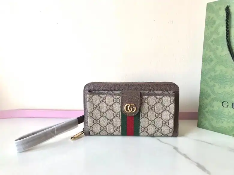 Discover elegance with the Gucci Ophidia GG Wallet in beige. A perfect blend of style and functionality for your everyday adventures! 🌟💖✨ https://tinyurl.com/25srkmje