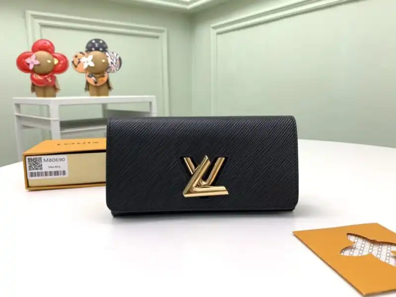 Discover the elegance of the Louis Vuitton Twist Wallet in classic black. A perfect blend of style and sophistication awaits you! 🖤✨ https://tinyurl.com/23nlosoc