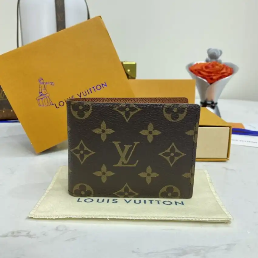 Discover elegance with the Louis Vuitton Multiple Wallet in brown. A perfect blend of style and functionality for your everyday needs. 💖✨👜 https://tinyurl.com/29k62dyk