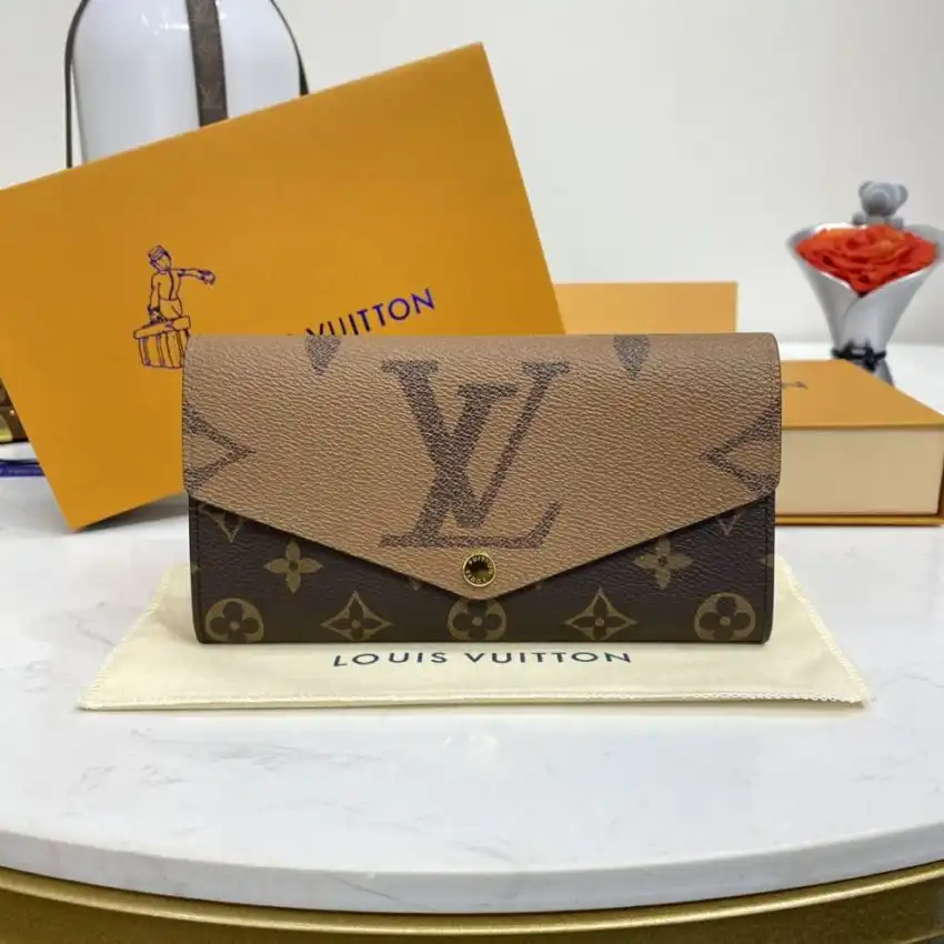 Discover the elegance of the Louis Vuitton Sarah Wallet in light brown. A perfect blend of style and functionality. ✨💖👜 https://tinyurl.com/29vfnkne