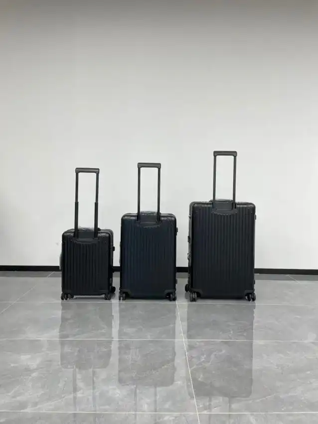 Discover the elegance of the Rimowa Original Suitcase in black. Perfect for your travels, it combines style and durability! ✈️🖤✨ https://tinyurl.com/276ryjlm