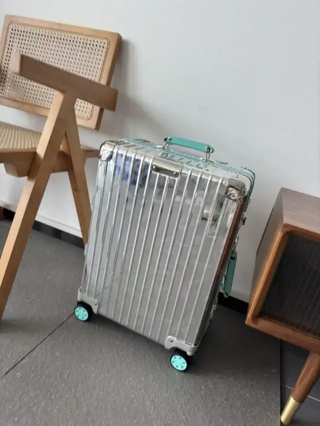 Discover the elegance of travel with our Rimowa & Tiffany suitcase, where luxury meets practicality. 🌟✈️✨ Make every journey special! 💖 https://tinyurl.com/25p5h739