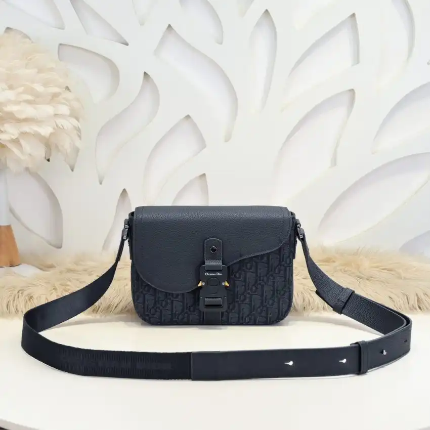 Discover timeless elegance with the Dior Saddle Messenger Bag in Oblique Black. A perfect blend of style and sophistication! 🖤✨✈️ https://tinyurl.com/29kcc6ok
