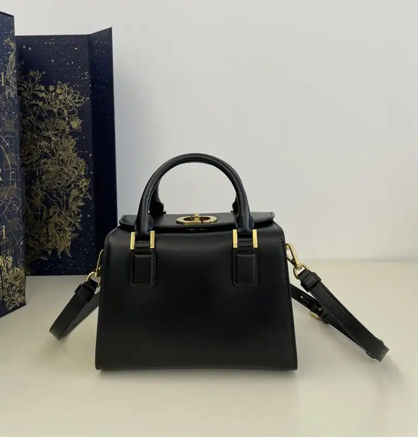 Discover the elegance of the Dior Boston Black. A perfect blend of style and sophistication that warms the heart. 💖👜✨ https://tinyurl.com/22lt6o7e