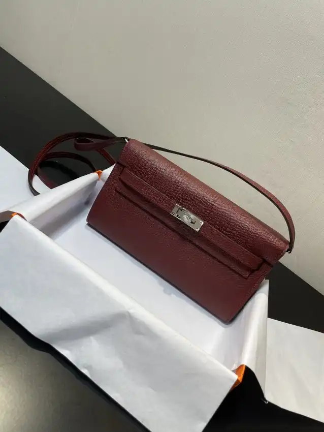 Discover the elegance of the Hermes Kelly Elan in exquisite Bordeaux. A timeless treasure that brings joy to your collection. ❤️✨👜 https://tinyurl.com/2xpo9q6d