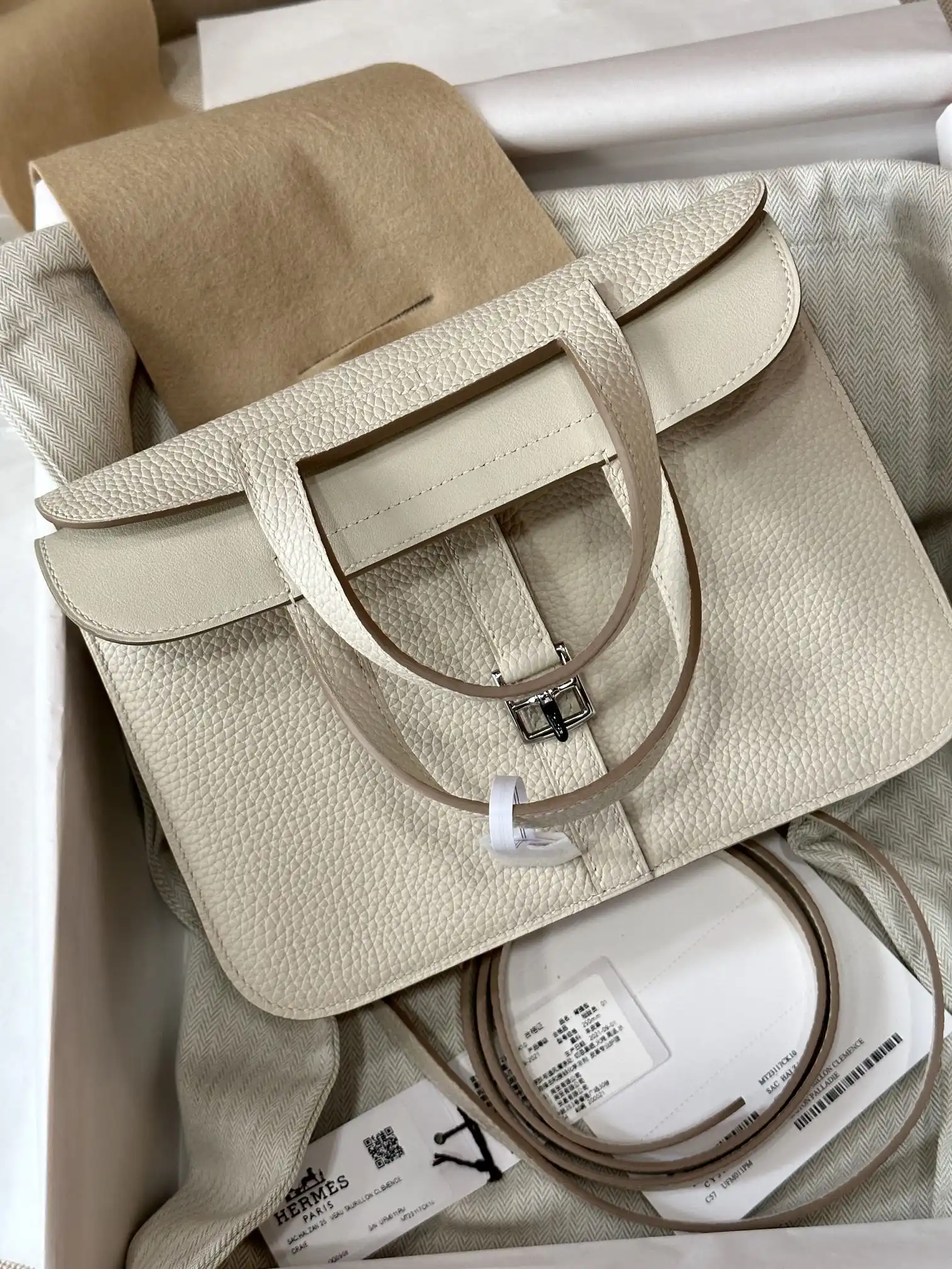 Discover the elegance of Hermes Halzan White ✨🌼, where luxury meets simplicity, enveloping you in gentle sophistication. Embrace your style! 💖 https://tinyurl.com/2aguq5lr