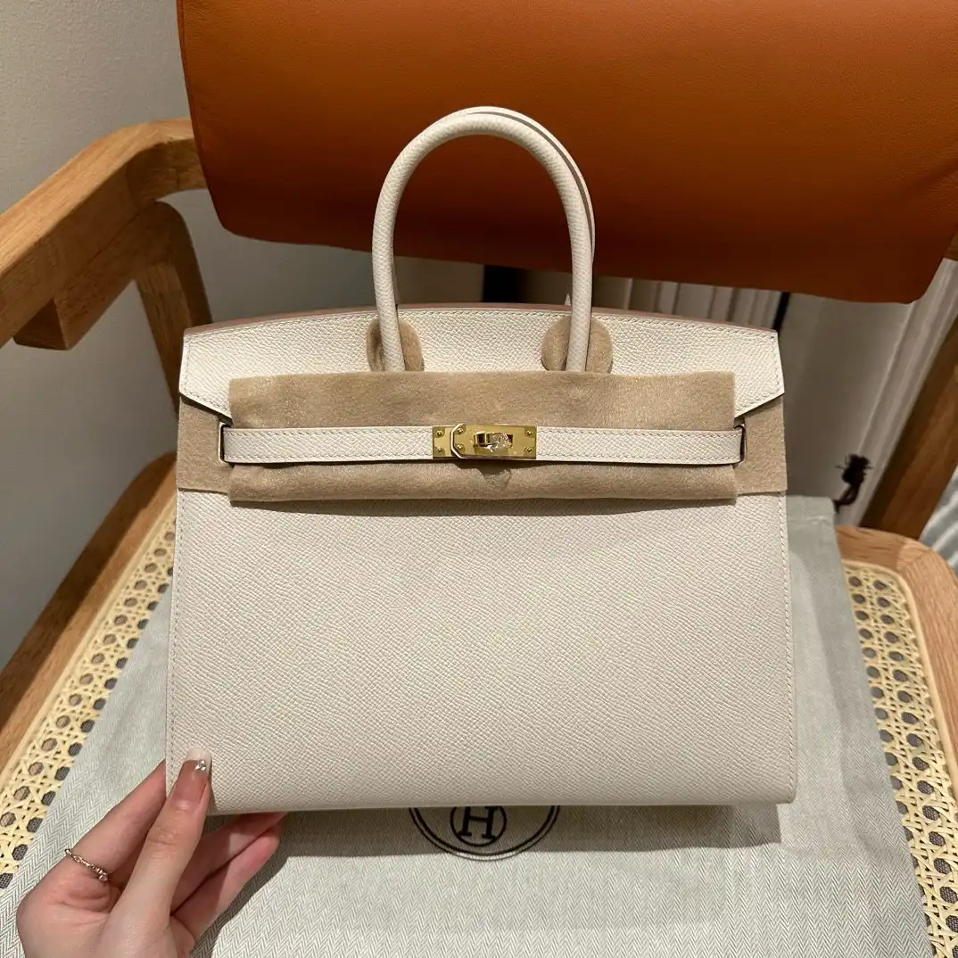 Discover the timeless elegance of the Hermes Birkin in Craie Epsom. A perfect blend of luxury and sophistication. 🌸✨👜 https://tinyurl.com/25trajzr