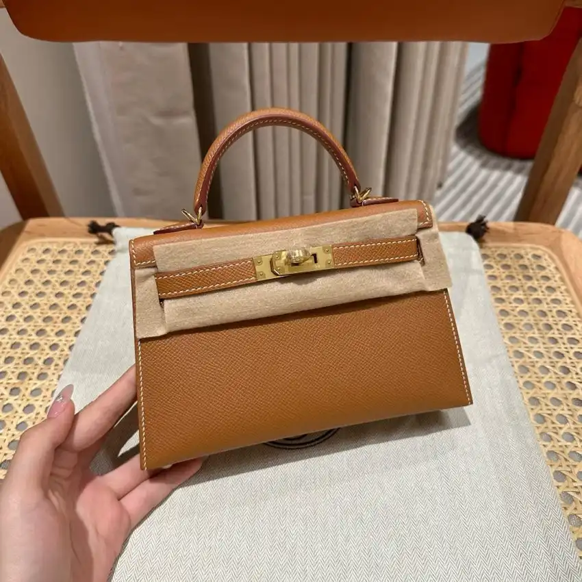 Discover the timeless elegance of the Hermes Kelly in Brown Epsom Gold. A perfect blend of luxury and style awaits you! ✨👜💖 https://tinyurl.com/27hlrrnd