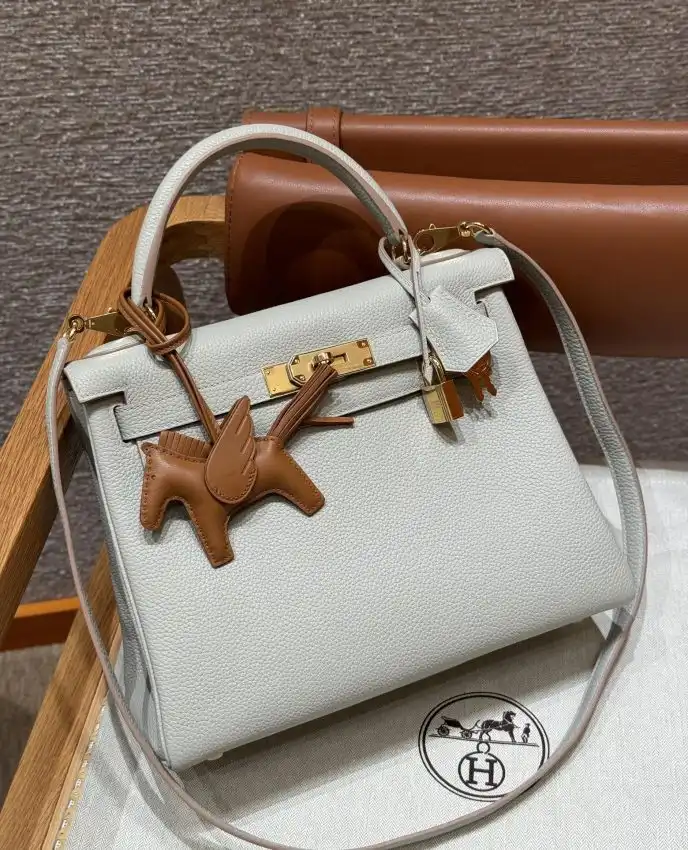 Discover the elegance of the Hermes Kelly Beton Epsom. A timeless piece that brings grace to every occasion. ✨💖👜 https://tinyurl.com/29jwmlgg