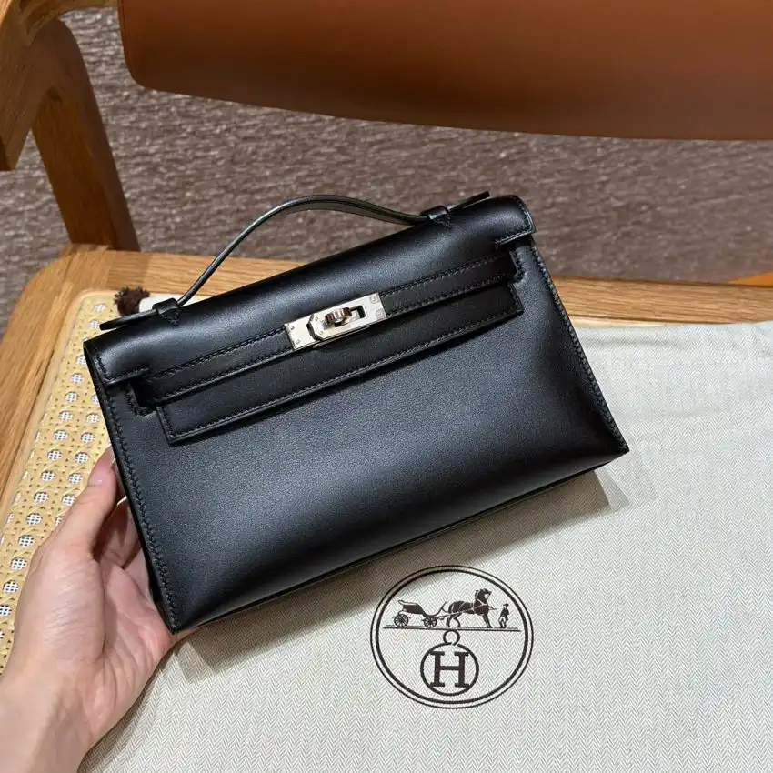 Discover elegance with the Hermes Kelly Pochette in Swift Black. A timeless piece that complements any outfit beautifully. 🖤✨👜 https://tinyurl.com/25ppoamo